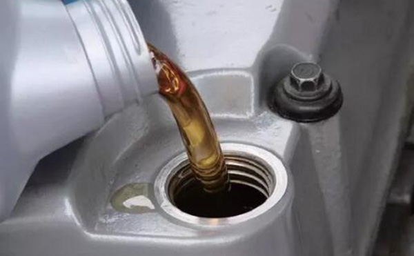 如何識別小型挖掘機(jī)識別液壓油質(zhì)量