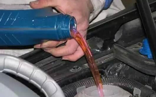 挖掘機(jī)防凍液正確使用的方法